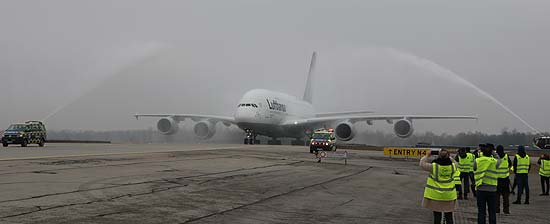 Wassertaufe Nr. 1 für die Lufthansa A380-800 "München" zunächst nach der Landung auf einer der nördlichen Rollbrücken beim Terminal 2 (©Foto: Martin Schmitz)